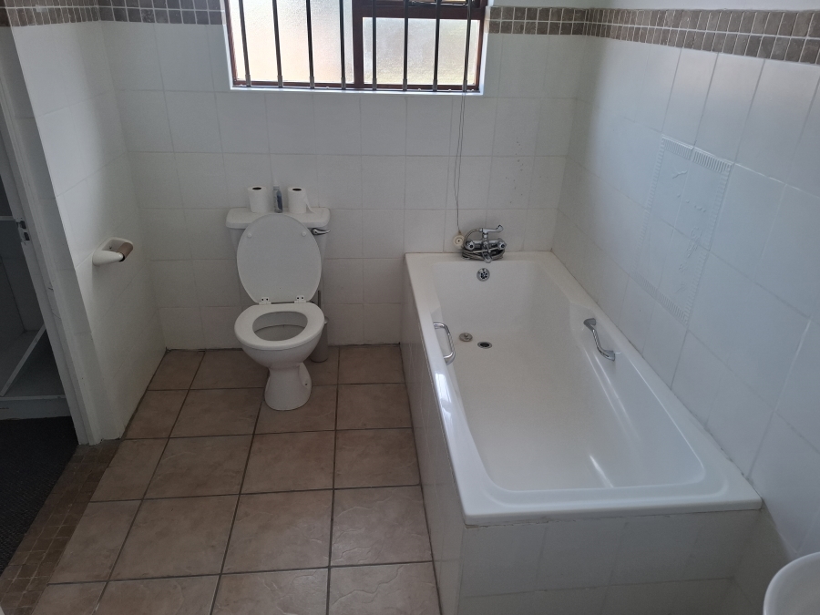 To Let 3 Bedroom Property for Rent in Wavecrest Eastern Cape